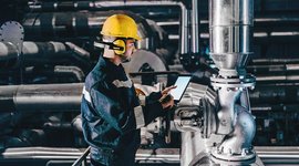 Mann mit Tablet in der Industrie